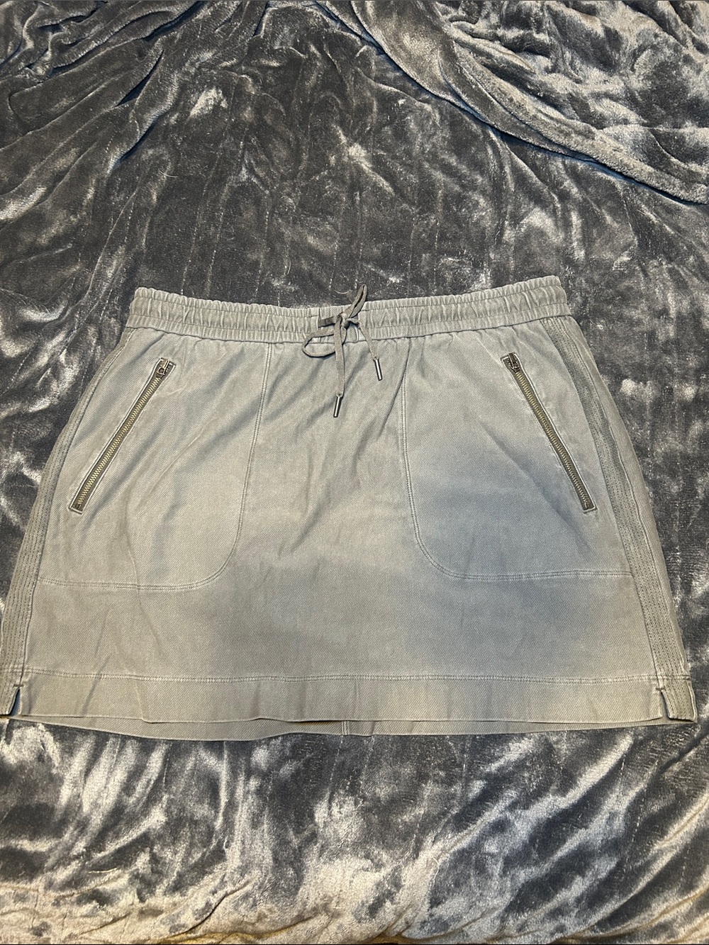 Athleta Farallon Skirt Gray Womens Size 12 Elastic Waist Drawstring Zip Pockets